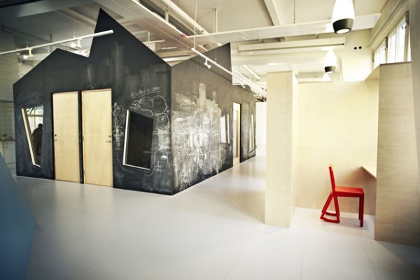 Ένα σχολείο χωρίς θρανία μόνο καναπέδες, παιχνίδια, χρώματα 