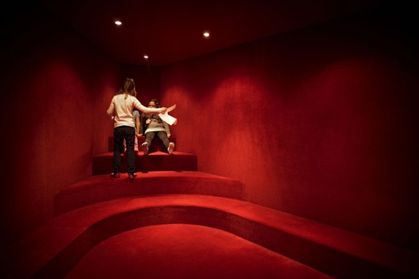 Ένα σχολείο χωρίς θρανία μόνο καναπέδες, παιχνίδια, χρώματα 