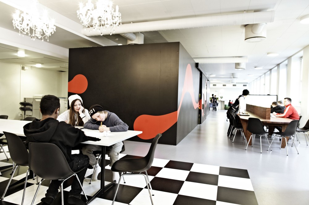 Ένα σχολείο χωρίς θρανία μόνο καναπέδες, παιχνίδια, χρώματα 