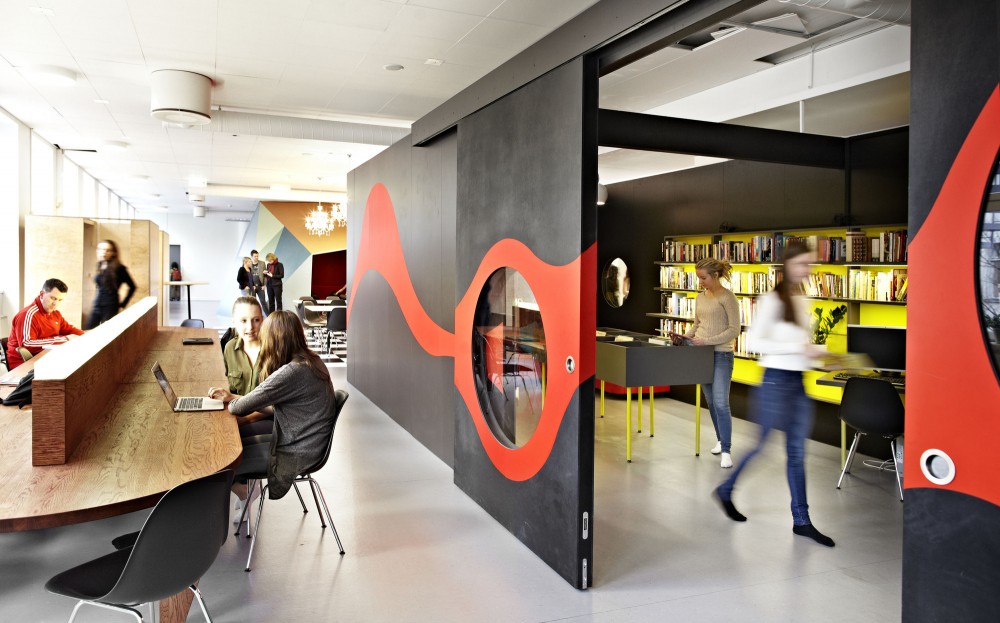 Ένα σχολείο χωρίς θρανία μόνο καναπέδες, παιχνίδια, χρώματα 