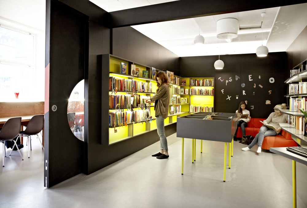 Ένα σχολείο χωρίς θρανία μόνο καναπέδες, παιχνίδια, χρώματα 