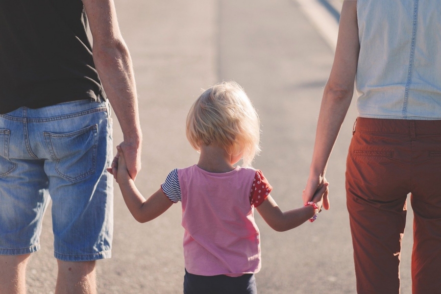 Οικογενειακό δίκαιο: Κατατέθηκε στη Βουλή το νομοσχέδιο για τη συνεπιμέλεια γονέων