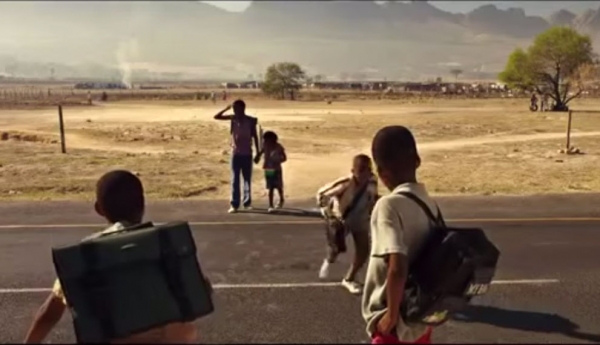 Save Kids Lives: &Delta;&epsilon;ί&tau;&epsilon; &tau;&omicron; &sigma;&upsilon;&gamma;&kappa;&lambda;&omicron;&nu;&iota;&sigma;&tau;&iota;&kappa;ό &phi;&iota;&lambda;&mu; &gamma;&iota;&alpha; &tau;&eta;&nu; &Omicron;&delta;&iota;&kappa;ή &Alpha;&sigma;&phi;ά&lambda;&epsilon;&iota;&alpha; &tau;&omega;&nu; &pi;&alpha;&iota;&delta;&iota;ώ&nu;