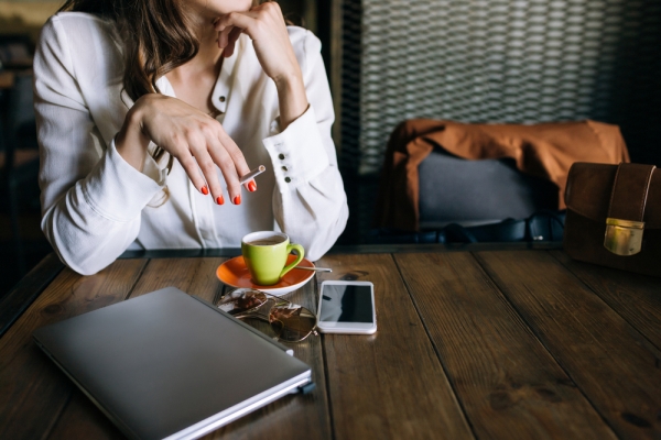 &Omicron;&iota; &Epsilon;&lambda;&lambda;&eta;&nu;ί&delta;&epsilon;&sigmaf; &kappa;&alpha;&pi;&nu;ί&zeta;&omicron;&upsilon;&nu; &alpha;&kappa;ό&mu;&eta; &kappa;&alpha;&iota; &sigma;&tau;&eta;&nu; &epsilon;&gamma;&kappa;&upsilon;&mu;&omicron;&sigma;ύ&nu;&eta;